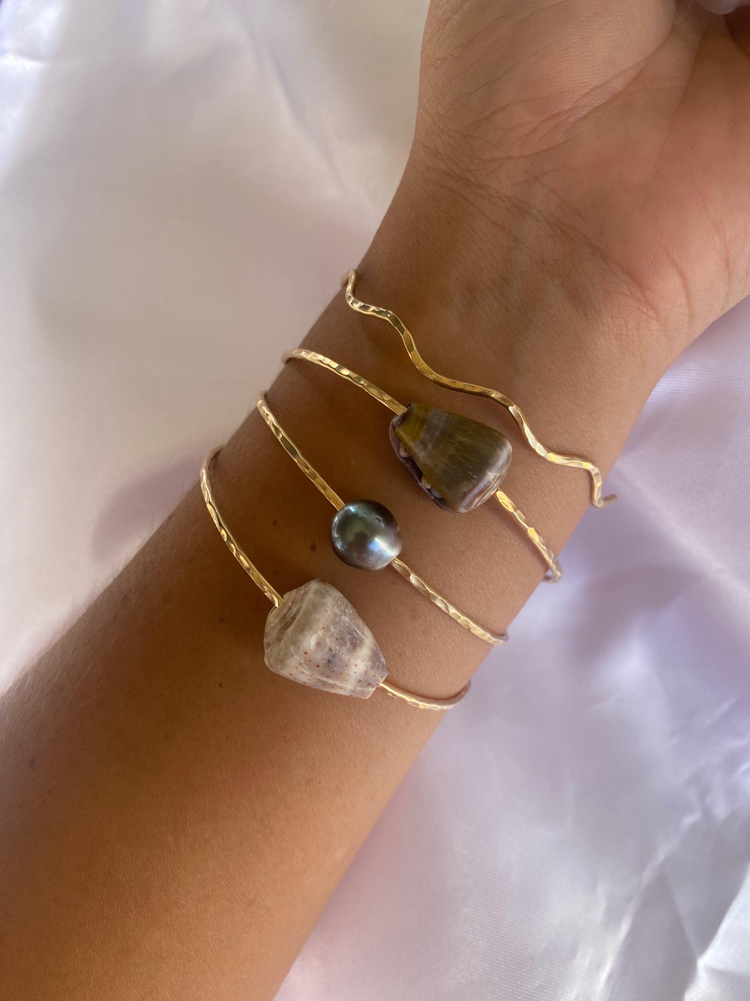 Size 7.5 Shell Bangle